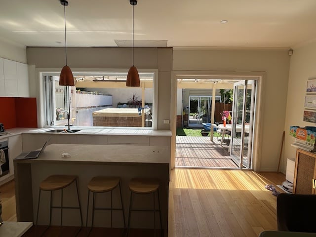 Aluminium-Bifold-Servery-Doors-inside-After-Port-Melbourne