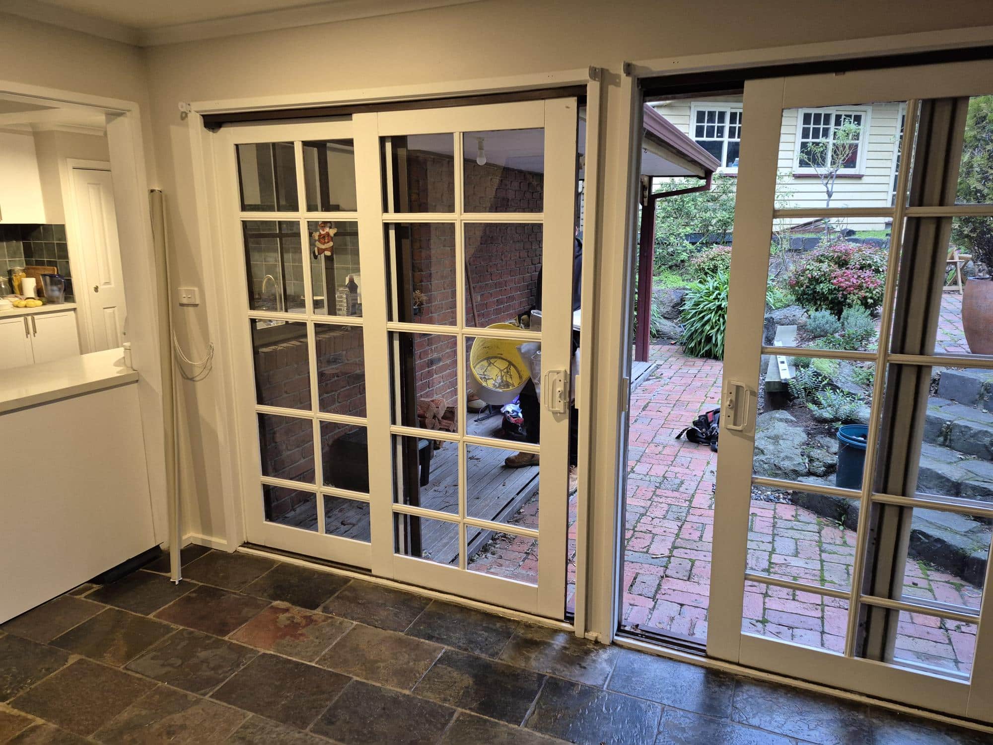 Aluminium-2P-Sliding-Door-with-2L-Fixed-Windows-inside-Before-St-Helena