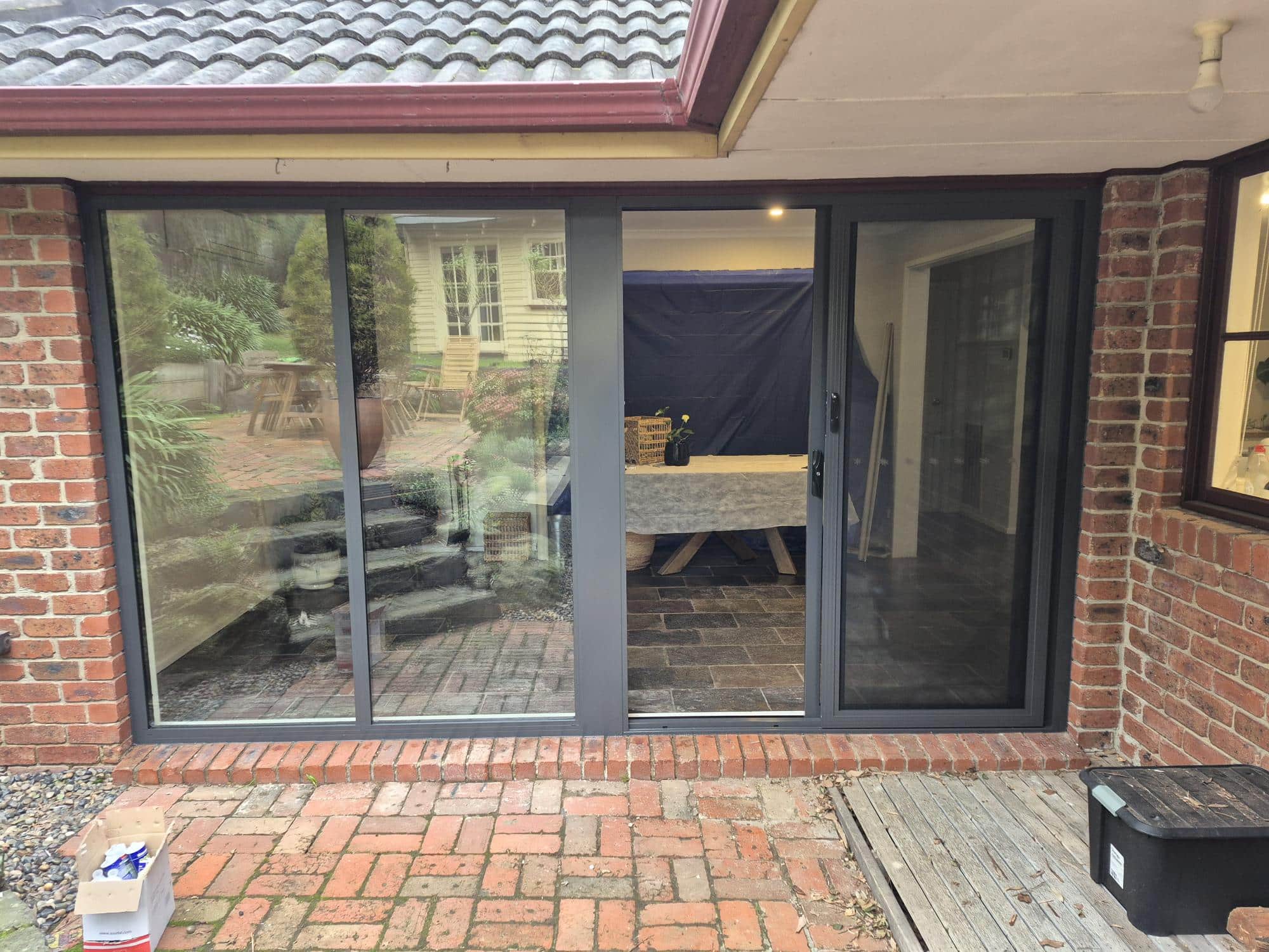Aluminium-2P-Sliding-Door-with-2L-Fixed-Windows-outside-After-St-Helena